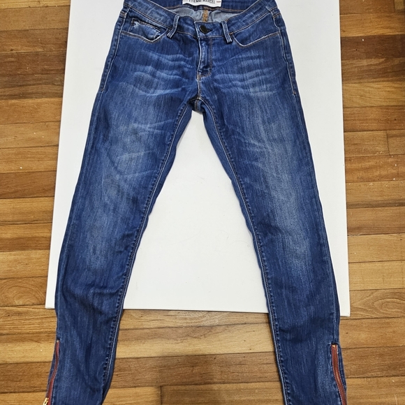 Etienne Marcel's Signature Skinny Jeans with Red Ankle Zippers Size 25 - Picture 1 of 7